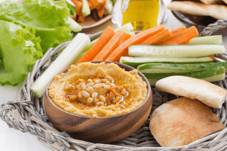 Hummus s celozrnnými pita chleby a zeleninou